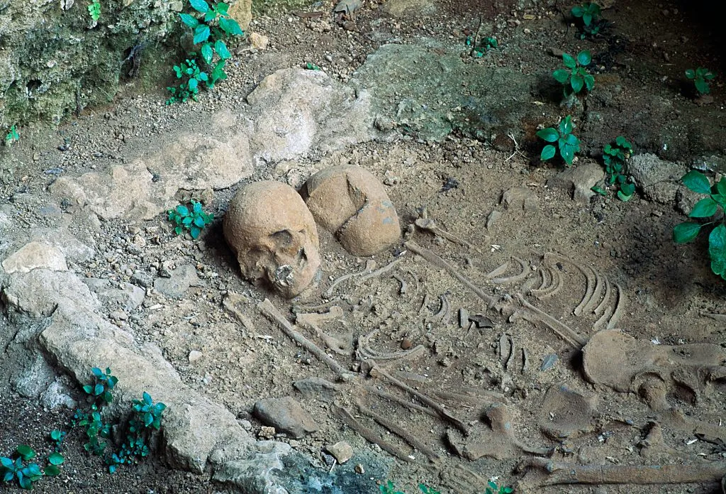 Ett hjärtevärmande mysterium: omfamnade skelett i Grotta del Romito