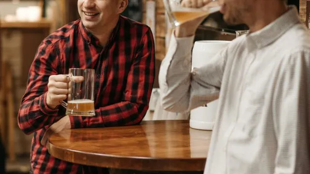 Män över fyrtio har allt oftare svårt att upprätthålla vänskaper